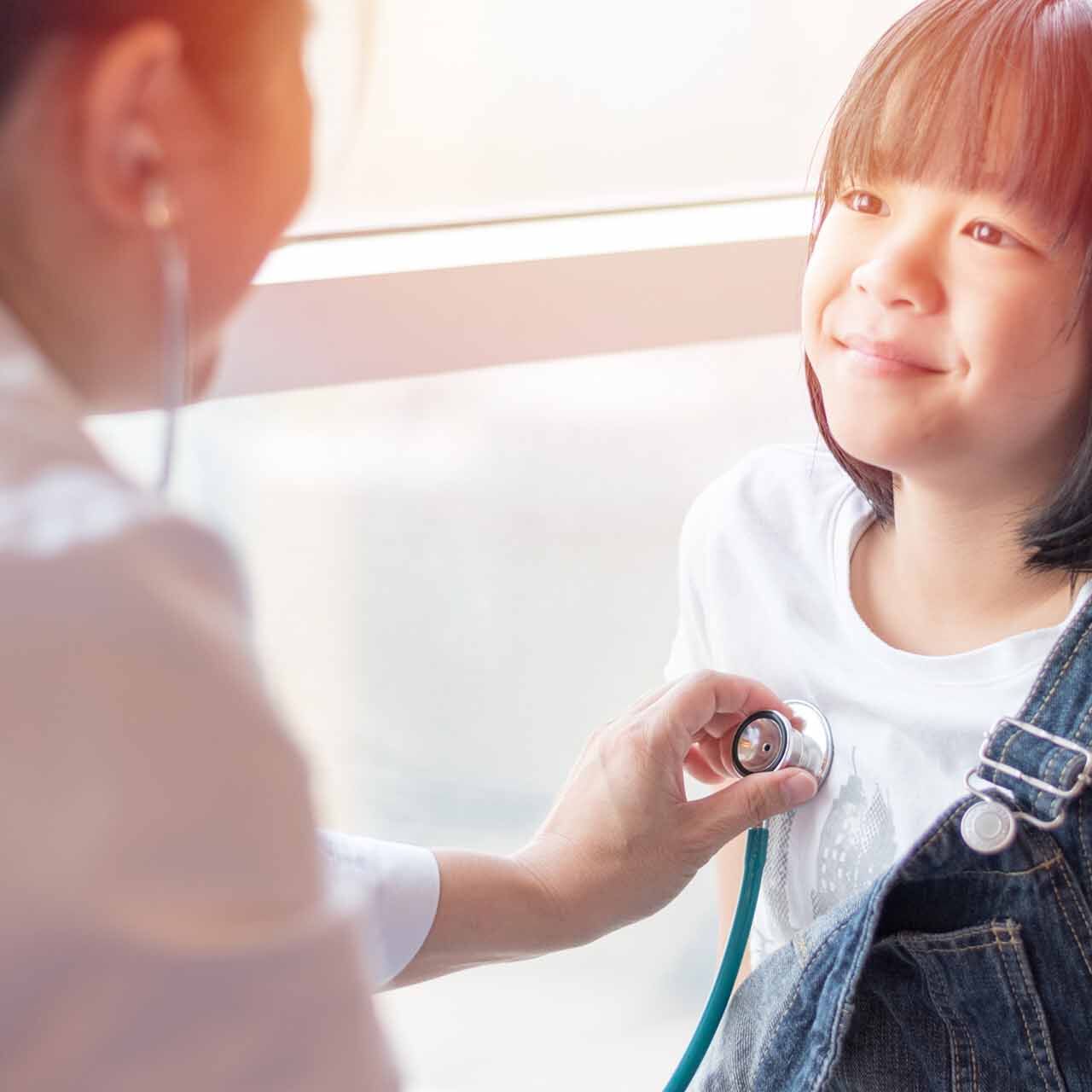 Professional,general,medical,pediatrician,doctor,in,white,uniform,gown,listen